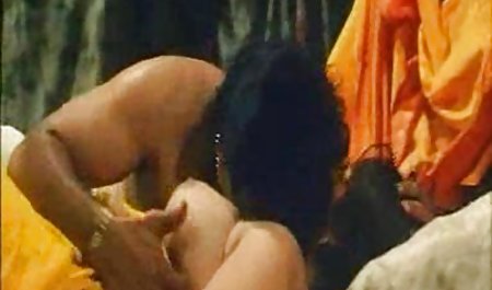 Sudut pandang film bokep full pertama orang latin remaja Sepong pada lututnya